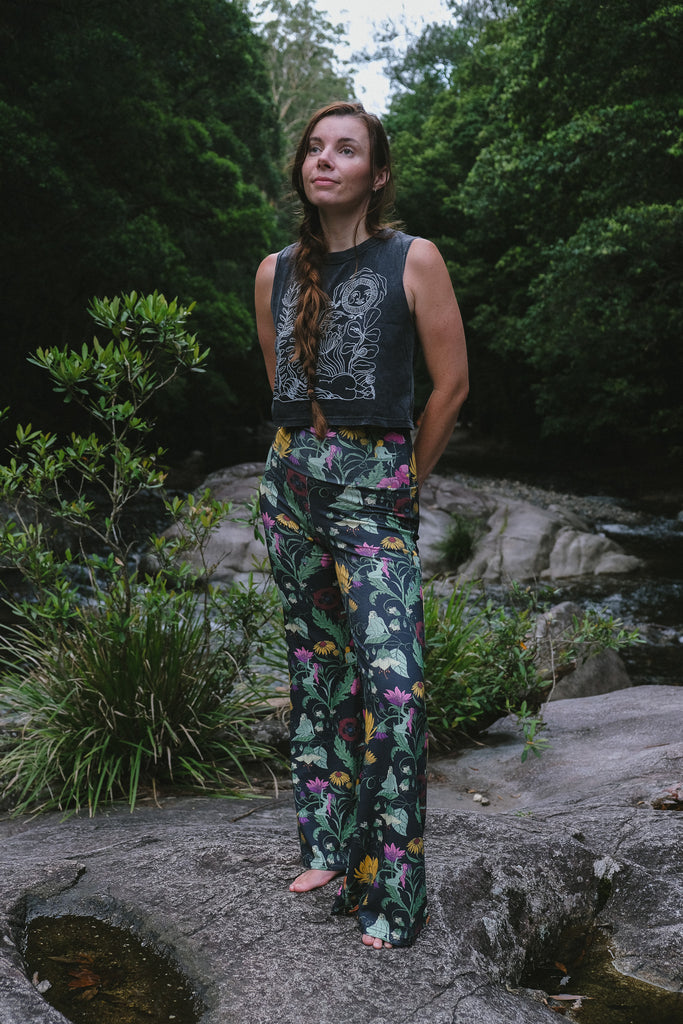 Sleeveless crop tee - Black Stonewash - You're True Nature