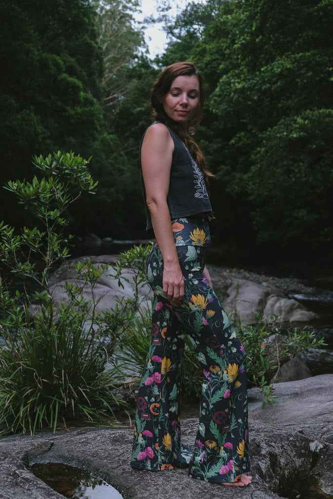 Sleeveless crop tee - Black Stonewash - You're True Nature