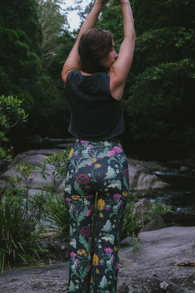 Sleeveless crop tee - Black Stonewash - You're True Nature